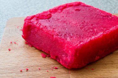 Kizilcik veya Kizamik Sekeri / kırmızı şeker Lohusa şerbeti için kullanılır.