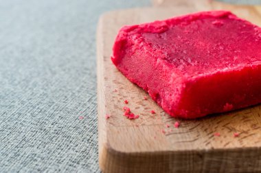 Kizilcik veya Kizamik Sekeri / kırmızı şeker Lohusa şerbeti için kullanılır.