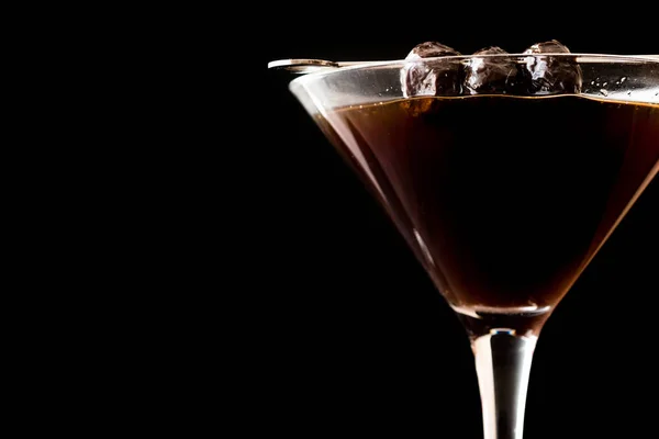 Black Manhattan Cocktail com azeitonas na superfície de madeira escura . — Fotografia de Stock