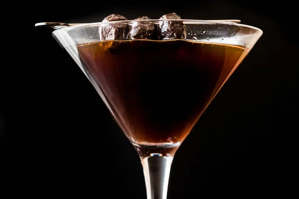 Black Manhattan Cocktail com azeitonas na superfície de madeira escura . — Fotografia de Stock