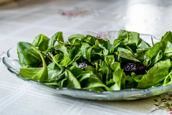 Fresh Green Rocket Salad with Arugula (Rucola) leaves and olives — Stock Photo, Image