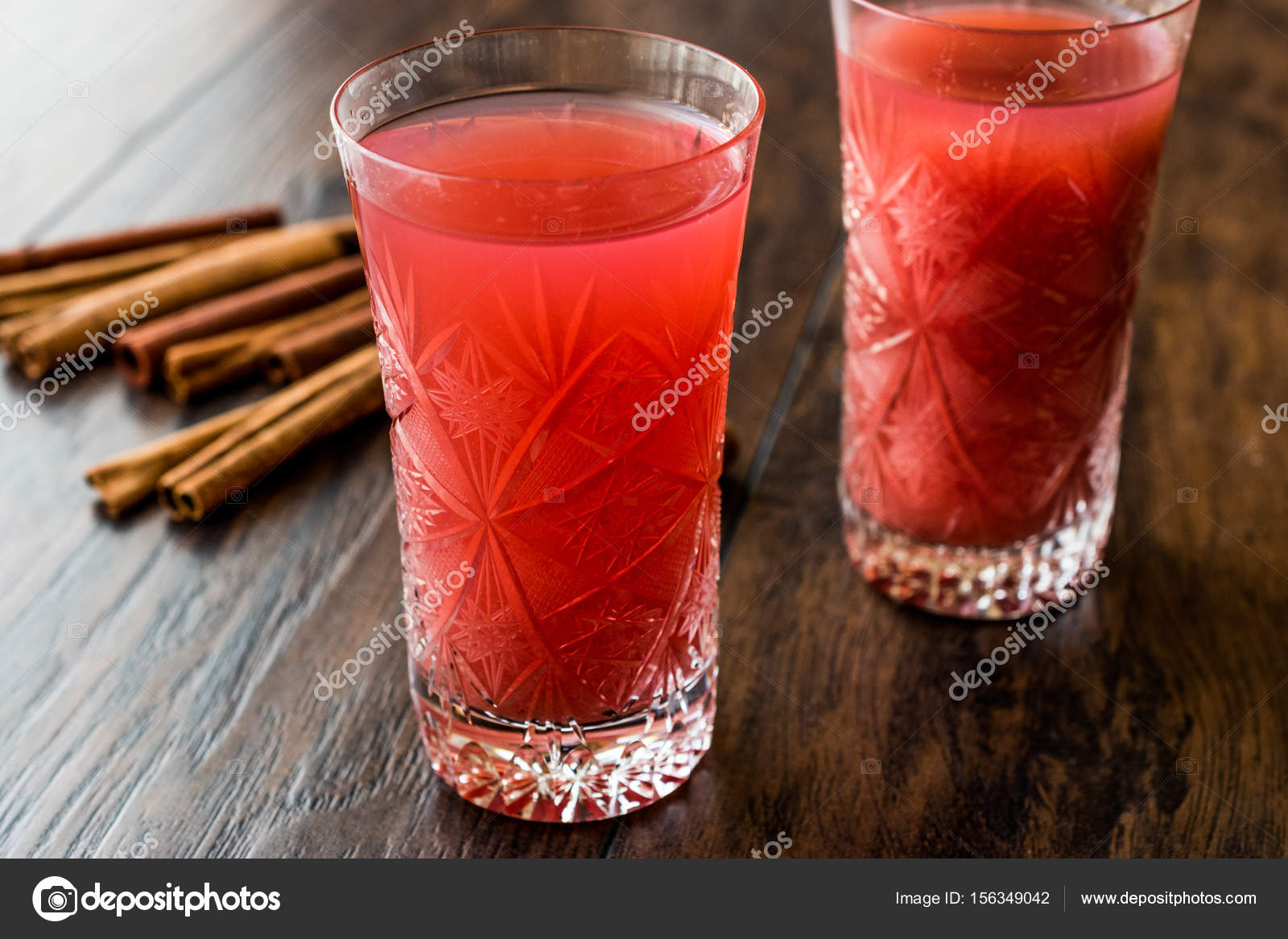 Kizilcik serbeti / Клюквенный Шербет с корицей палочки . — Стоковое