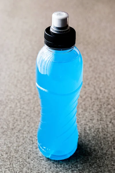 Синий энергетический напиток на серой поверхности . — стоковое фото