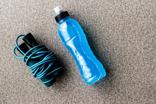 Синий энергетический напиток с скакалкой — стоковое фото