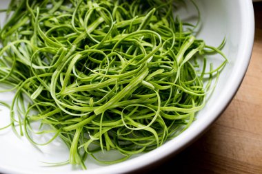 Yeşil bezelye Pod veya bir kase içinde deniz hayvanı kabuğu.