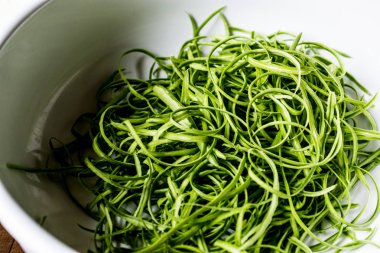 Yeşil bezelye Pod veya bir kase içinde deniz hayvanı kabuğu.