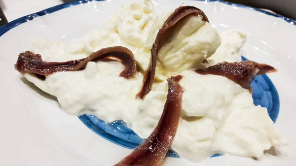 白い皿にアンチョビ Burrata チーズ. — ストック写真