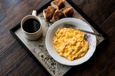 Çırpılmış yumurta, simit (simit) ve çay veya kahve ile Türk Kahvaltı