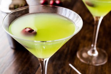 Elmalı martini kokteyl kiraz ahşap yüzeyi ile.