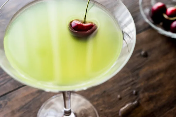 Appletini Cocktail com cereja na superfície de madeira . — Fotografia de Stock