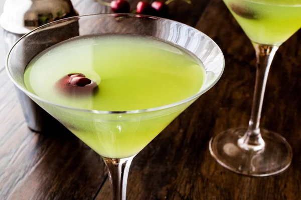 Appletini Cocktail com cereja na superfície de madeira . — Fotografia de Stock