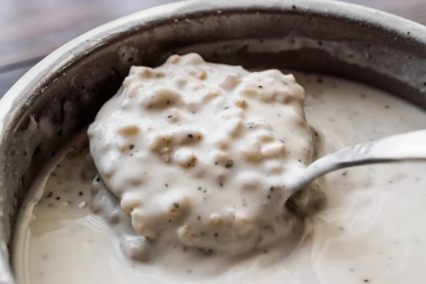 Холодний суп йогурт з пшеницею в ковші — стокове фото