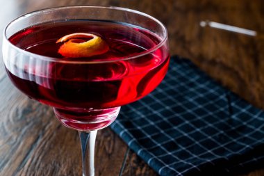 Boulevardier limon kabuğu ile kokteyl.