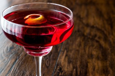 Boulevardier limon kabuğu ile kokteyl.