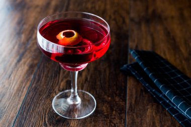 Boulevardier limon kabuğu ile kokteyl.