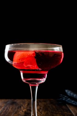 Boulevardier limon kabuğu ile kokteyl.