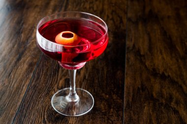 Boulevardier limon kabuğu ile kokteyl.