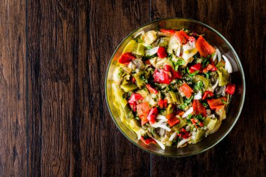 Ahşap yüzey üzerinde kırmızı biberli Patlıcan salatası.