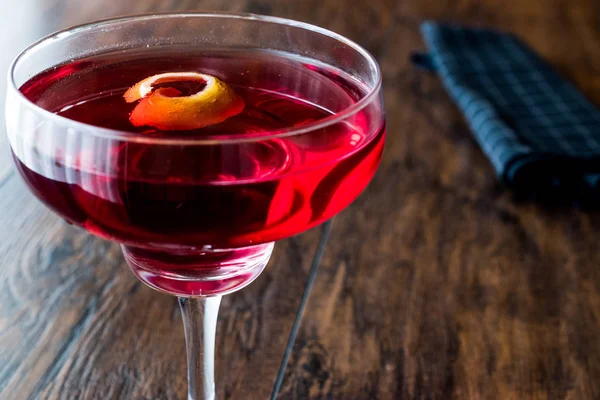 Boulevardier cocktail met citroenschil. — Stockfoto