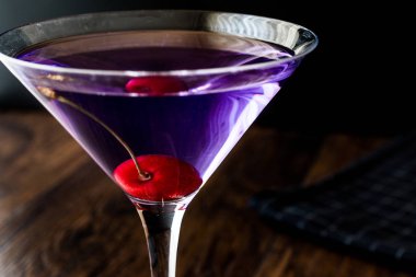 Blue Moon kokteyl kiraz ahşap yüzeyi ile.