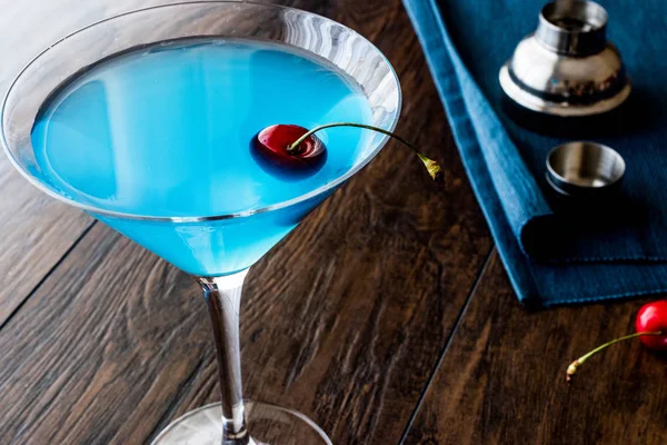 Blue Moon Cocktail met kers op houten oppervlak. — Stockfoto