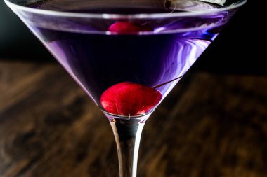 Blue Moon kokteyl kiraz ahşap yüzeyi ile.