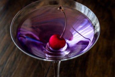 Blue Moon kokteyl kiraz ahşap yüzeyi ile.