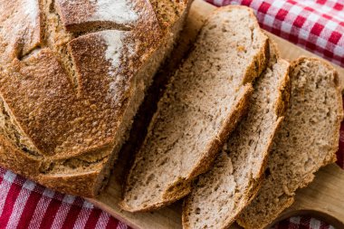 masa örtüsü İrlandalı soda ekmek dilimleri.