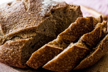 İrlandalı soda ekmek dilimleri ahşap yüzey üzerinde.