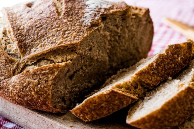 İrlandalı soda ekmek dilimleri ahşap yüzey üzerinde.