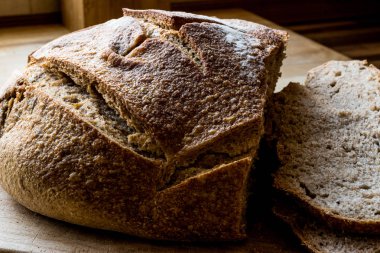 İrlandalı soda ekmek dilimleri ahşap yüzey üzerinde.