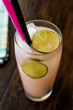 Greyhound kokteylle (greyfurt ile yapılmış kireç).