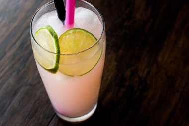 Greyhound kokteylle (greyfurt ile yapılmış kireç).