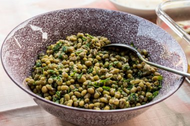 Seramik kasede Mung Fasulye Salatası.