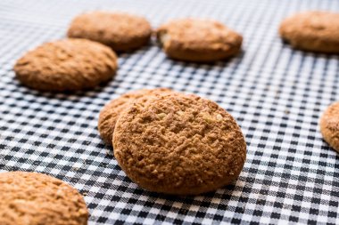 Anzak bisküvi masa örtüsü üzerinde.