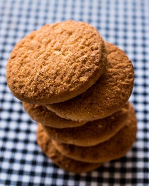 Anzak bisküvi masa örtüsü üzerinde.