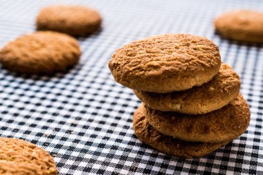 Anzak bisküvi masa örtüsü üzerinde.