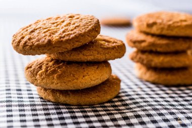 Anzak bisküvi masa örtüsü üzerinde.