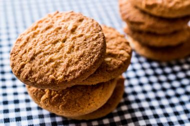 Anzak bisküvi masa örtüsü üzerinde.