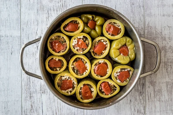 Türkische Zucchini gefüllt mit Reis und Fleisch / kabak dolmasi — Stockfoto