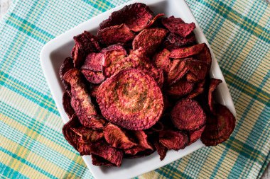 Mor pişmiş pancar cips beyaz seramik kase