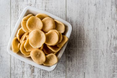 Kraker veya karides cipsi seramik kase karides.