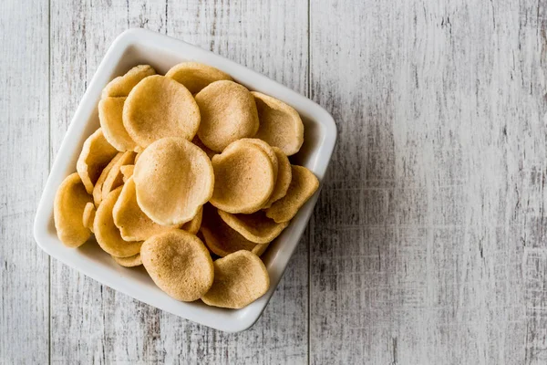 Kraker veya karides cipsi seramik kase karides.