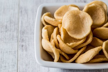 Kraker veya karides cipsi seramik kase karides.