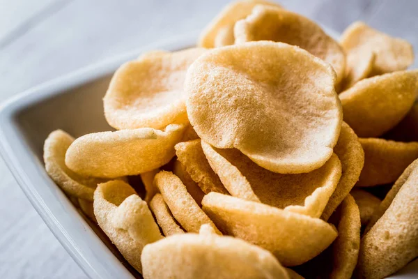 Kraker veya karides cipsi seramik kase karides.