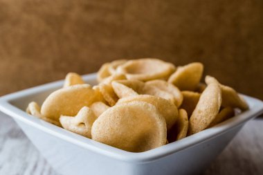 Kraker veya karides cipsi seramik kase karides.