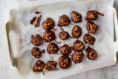 Ceviz, badem, fıstık veya croquant ile pralin çikolata