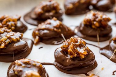 Ceviz, badem, fıstık veya croquant ile pralin çikolata