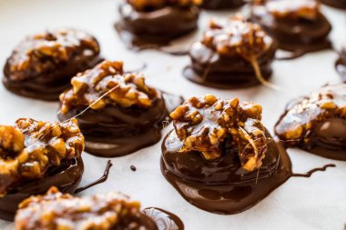 Ceviz, badem, fıstık veya croquant ile pralin çikolata