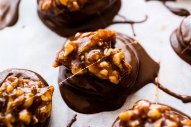 Ceviz, badem, fıstık veya croquant ile pralin çikolata